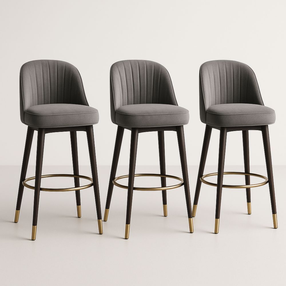 Lot de 3 chaises de bar en velours gris avec pieds en bois noir et détails dorés